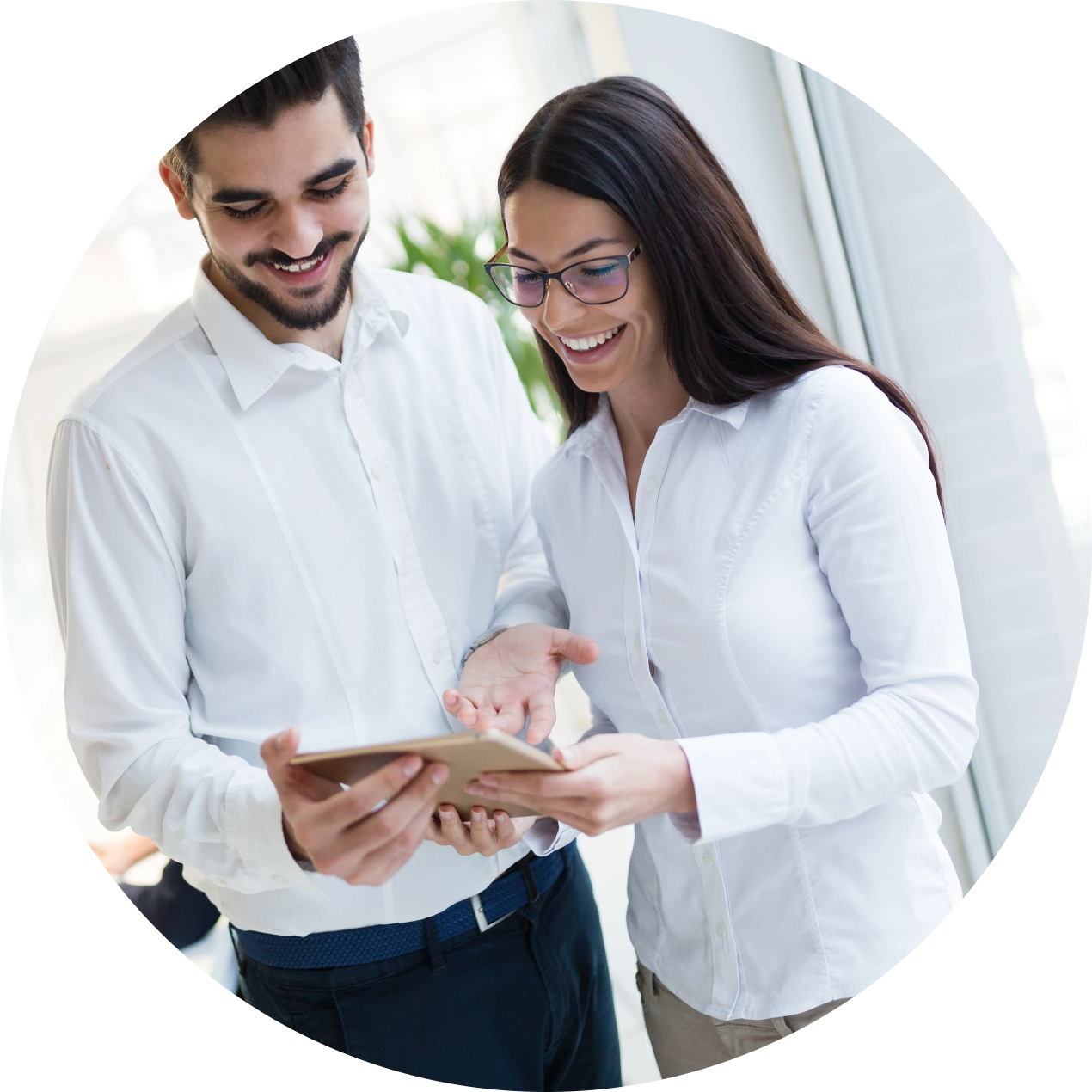 Zufriedene Mitarbeiter am Arbeitsplatz