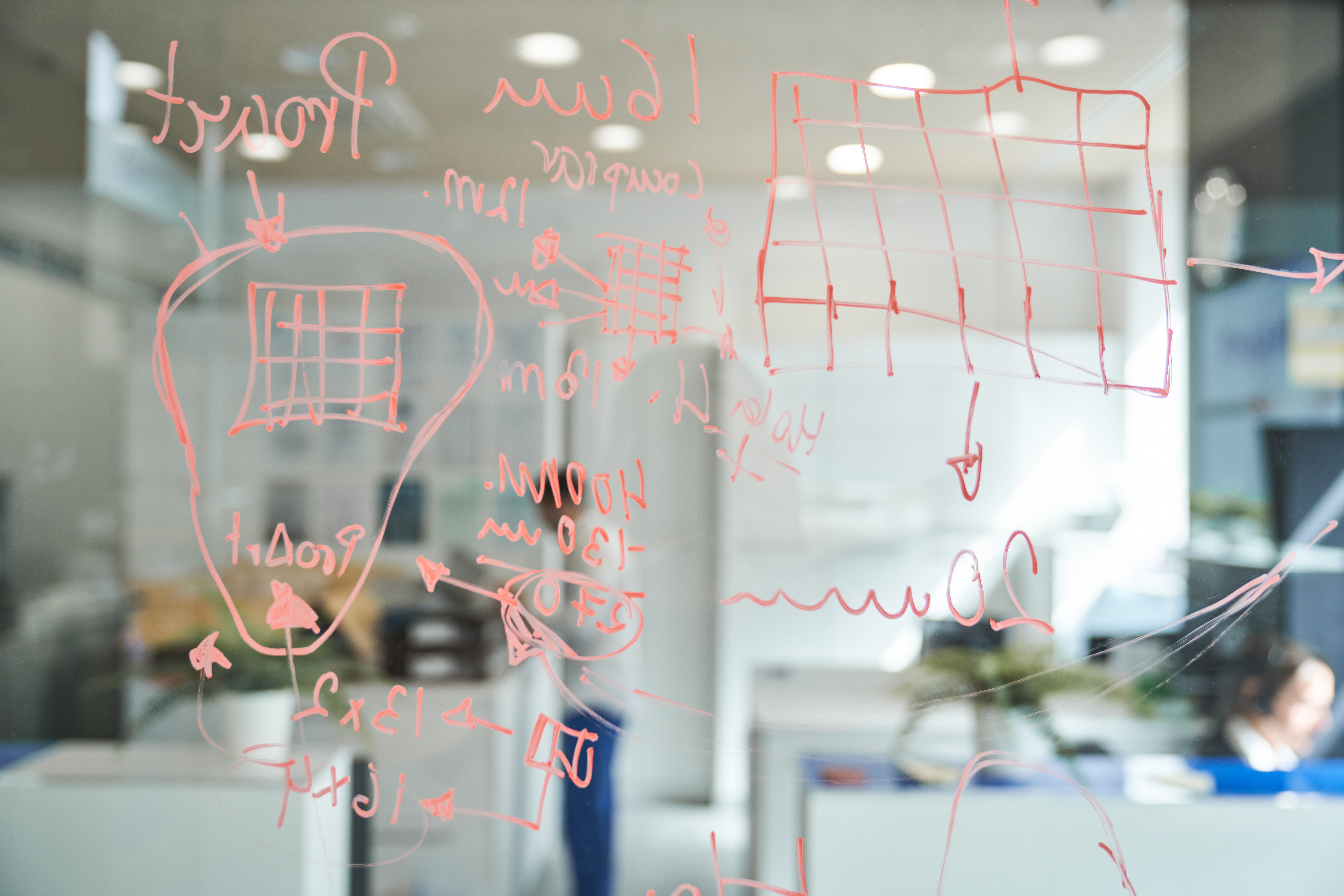 Glasstafel mit Skizzen