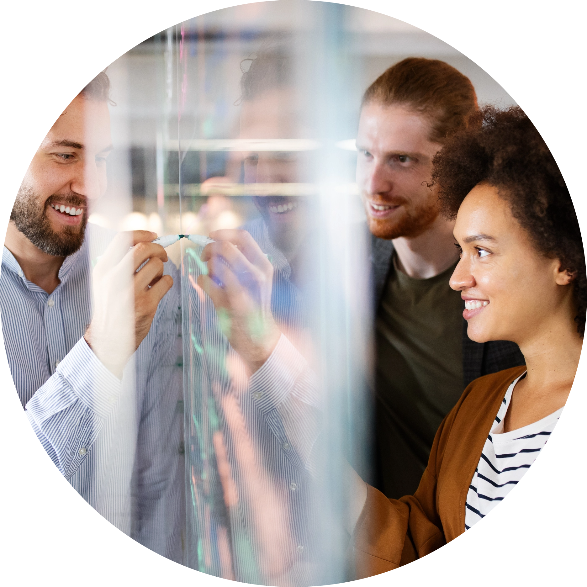 Softwareentwickler arbeiten kollaborativ an Projektlösung